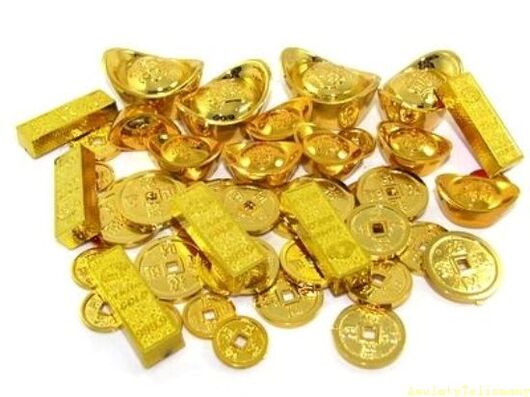 золотые слитки и монеты как амулеты удачи